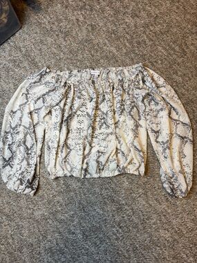 Gianni Bini Off-Shoulder Snake Print Blouse in Cream and Gray